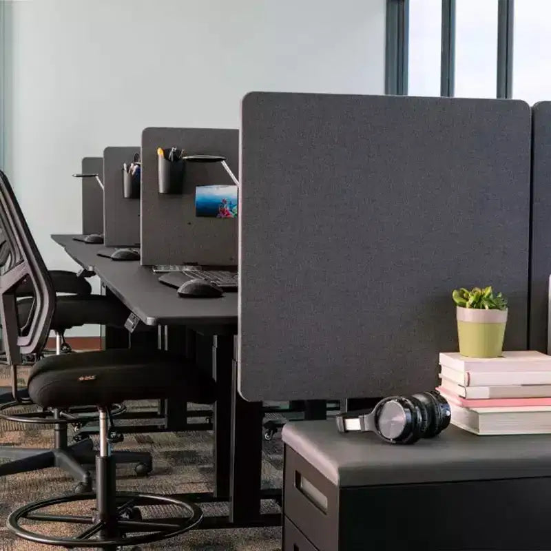 Bureau debout avec panneau d'isolation phonique à fixer